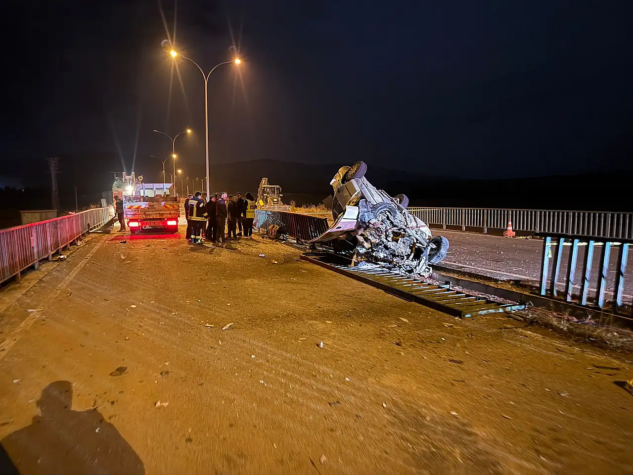 Köprü demirlerine çarpan araçta 1 ölü, 3 yaralı
