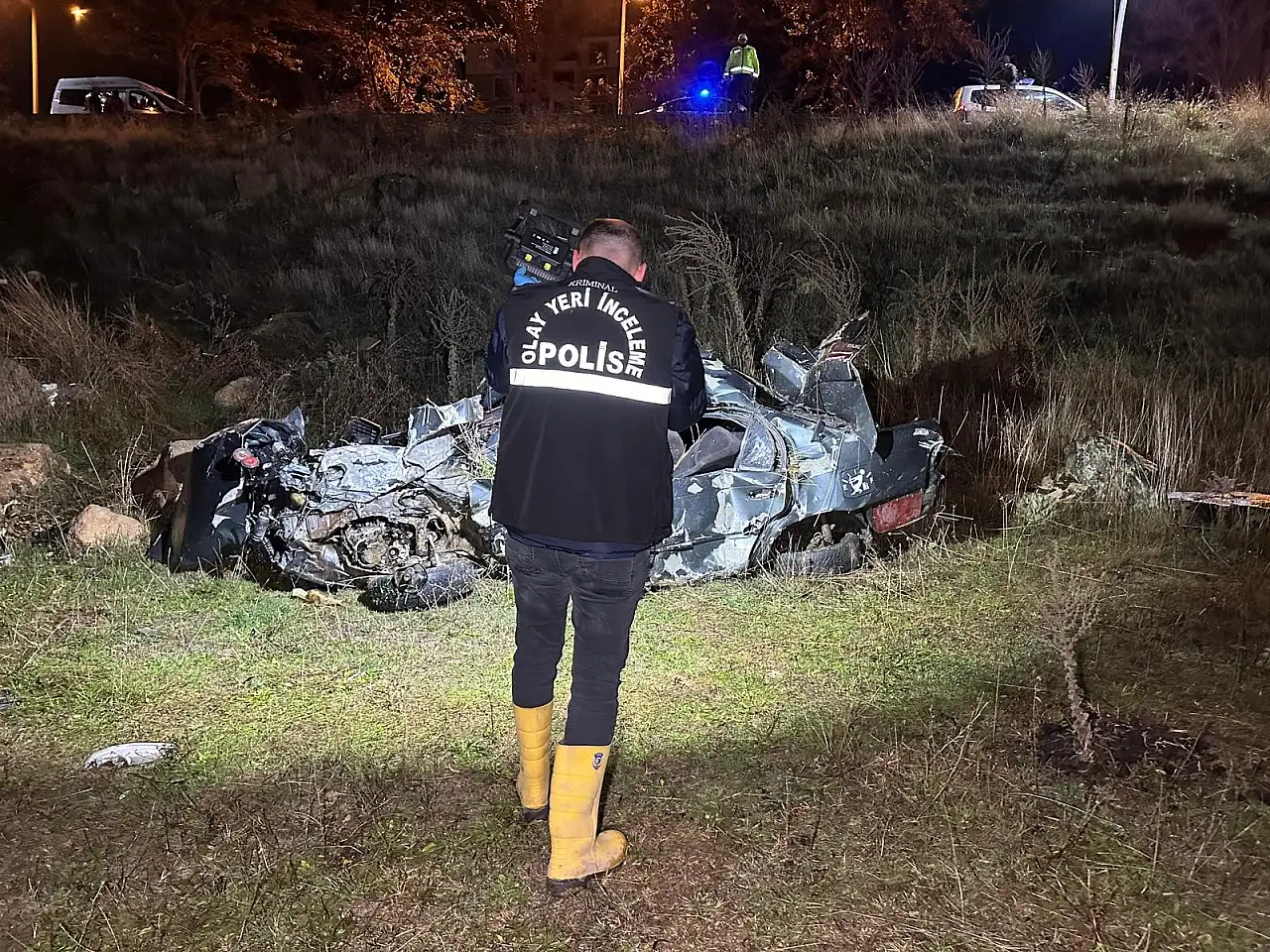 Otomobil şarampole devrildi: 2 ölü, 1 yaralı