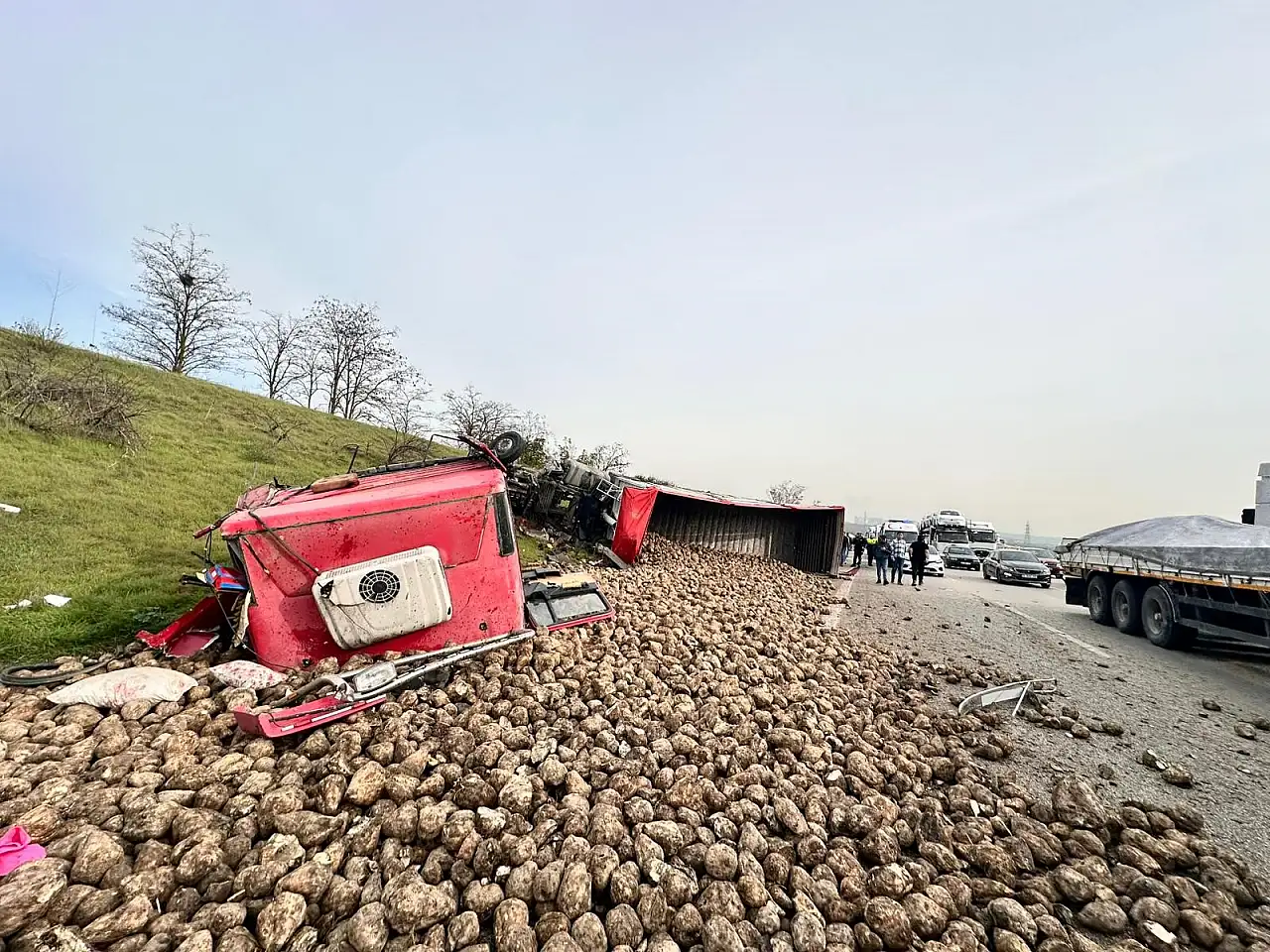 Şeker pancarı yüklü TIR ortalığı birbirine kattı! 1'i ağır 5 yaralı