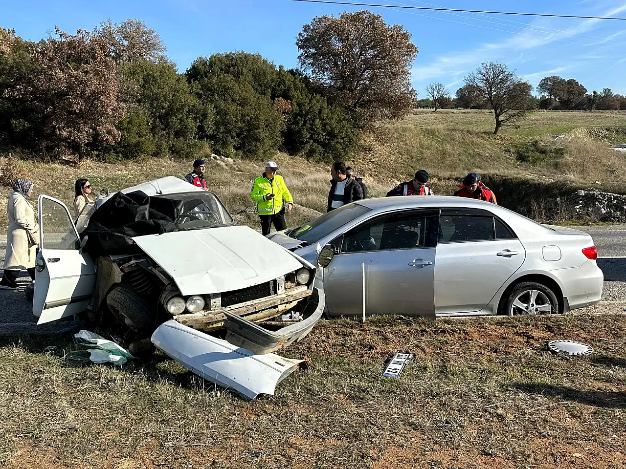 Otomobillerinin hurdaya döndüğü kazada yaşlı çift hayatını kaybetti