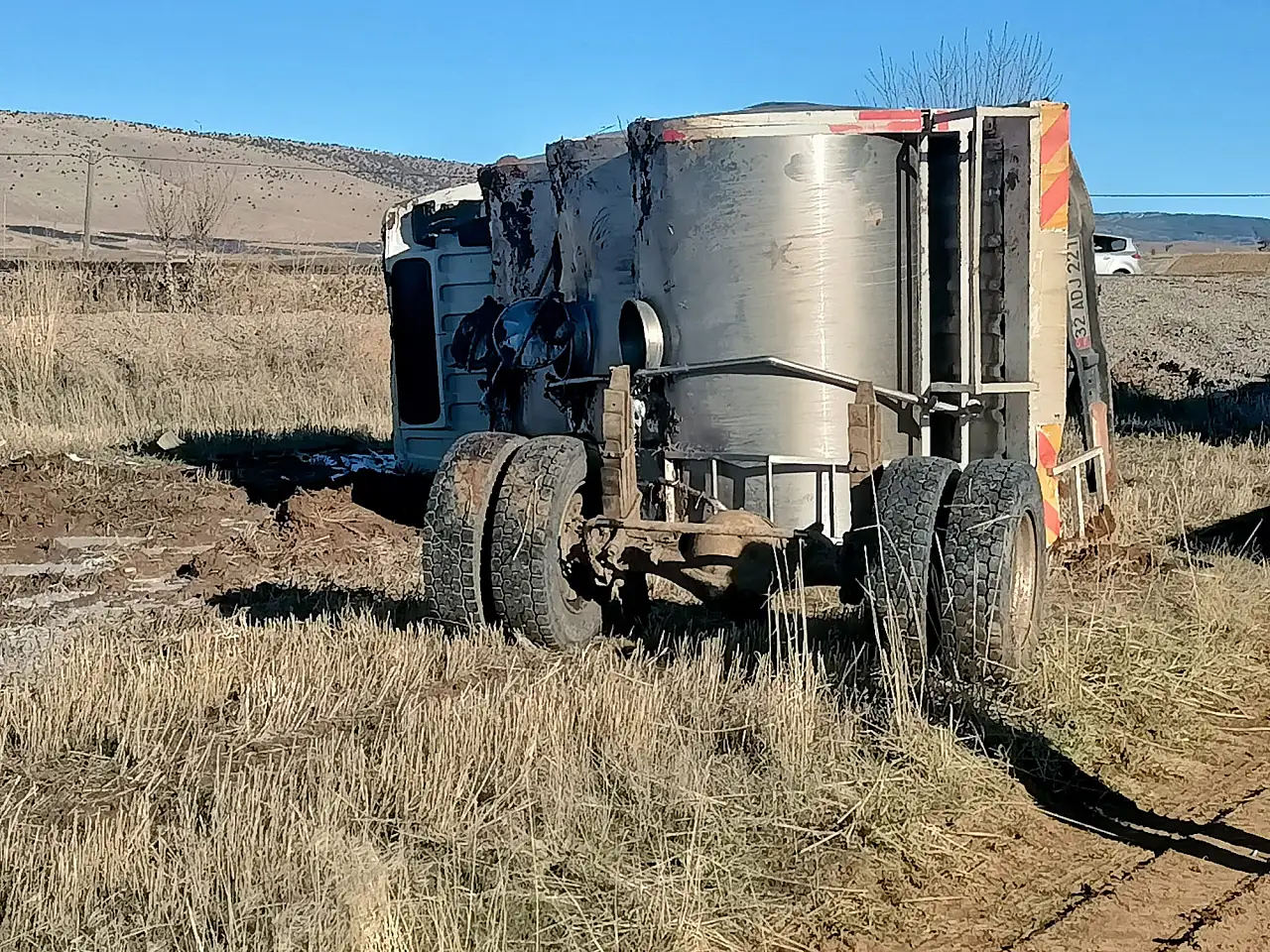 Konya yolunda kamyon şarampole uçtu: Sürücü yaralı