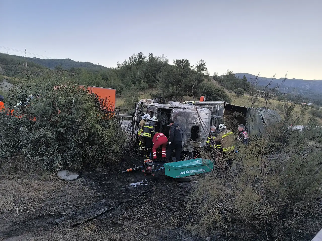 Devrilen TIR alev aldı! 2 kişi yaşamını yitirdi, kaçan anguslar otobanı birbirine kattı