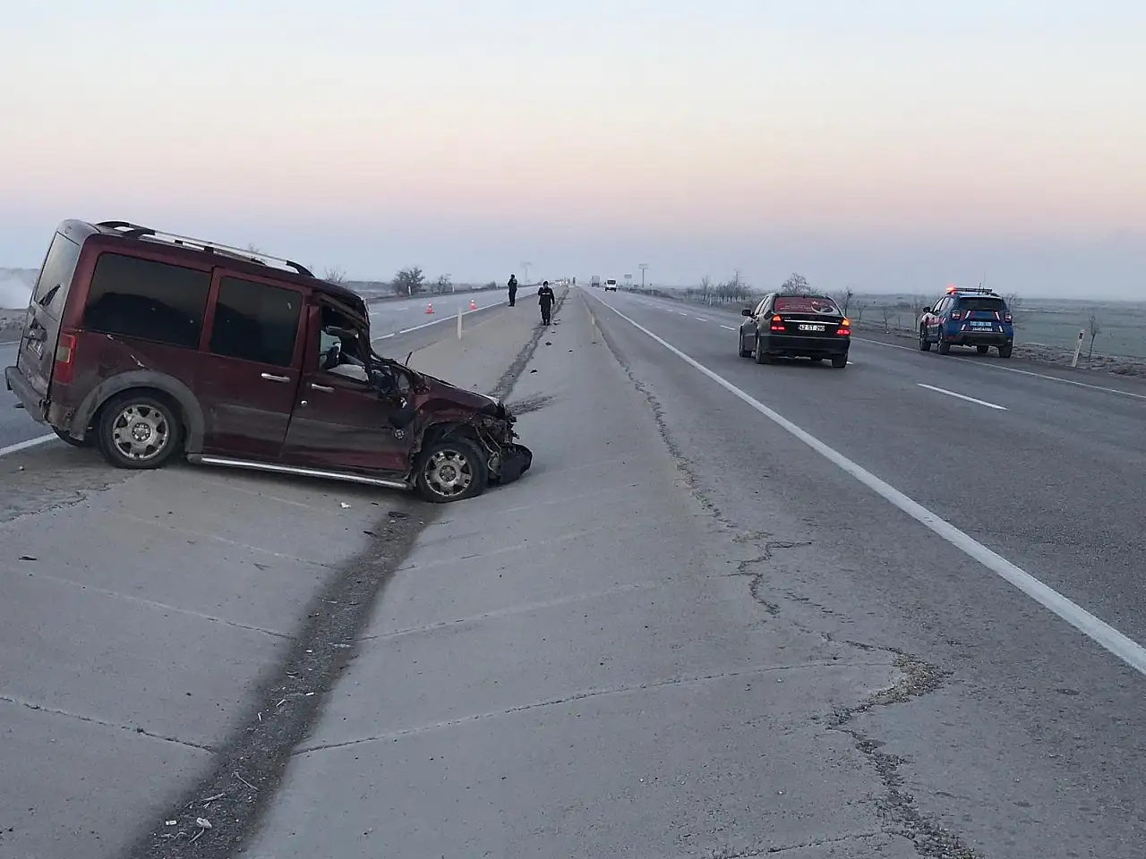 Konya'da korkutan kaza! Takla atan araç refüjde durabildi