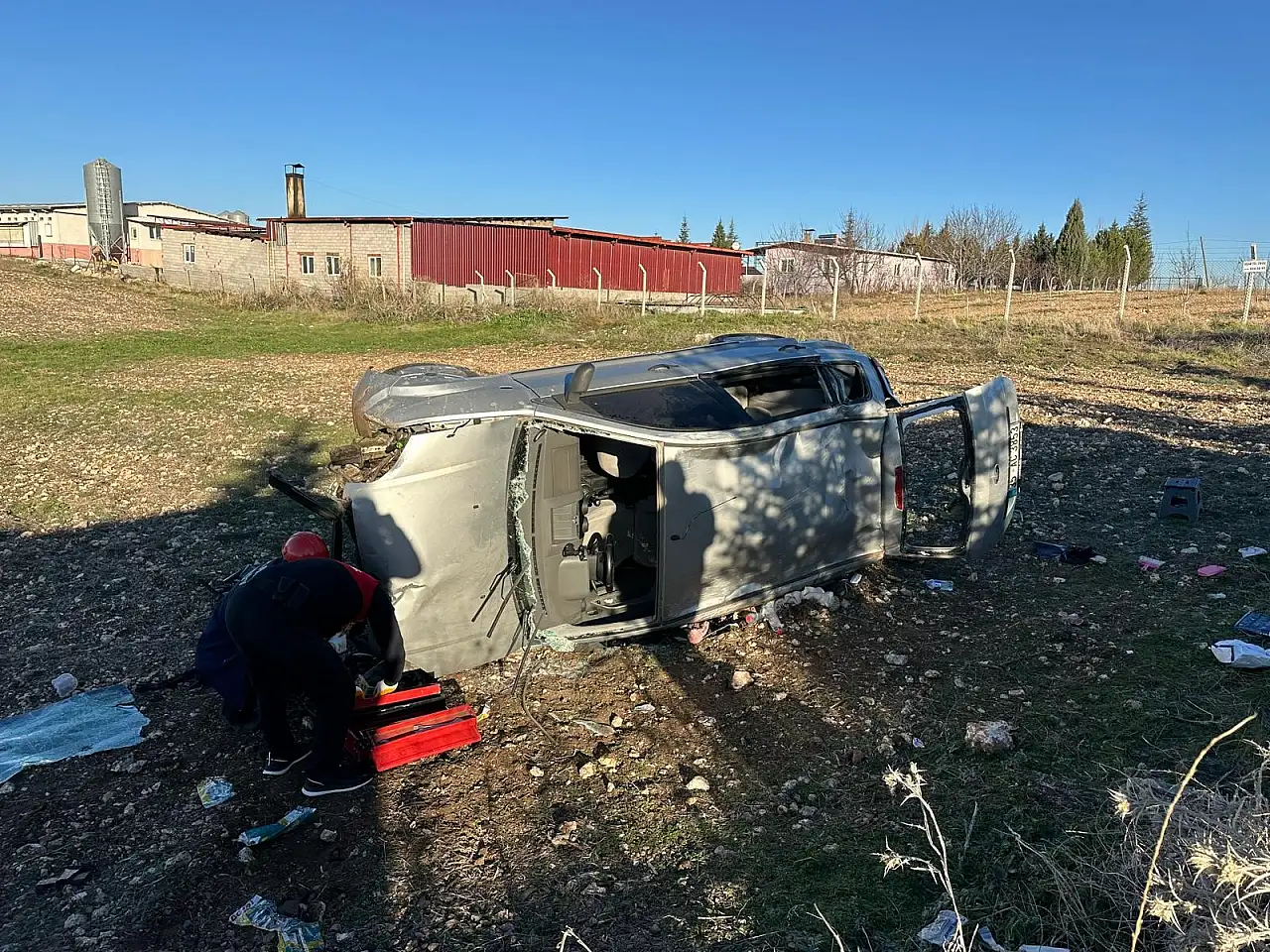 Otomobil tarlaya devrildi: 1'i bebek 5 yaralı!