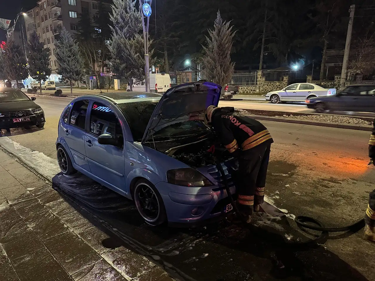 Konya'da park halindeki araç alevlere teslim oldu