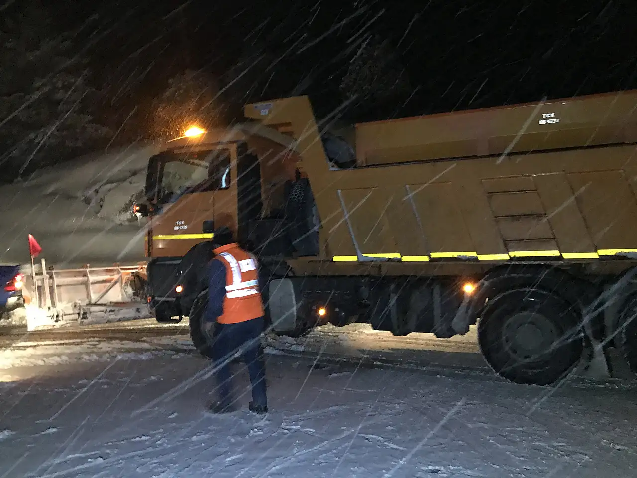 Konya yolunda kar yağışı: Ekipler seferber oldu