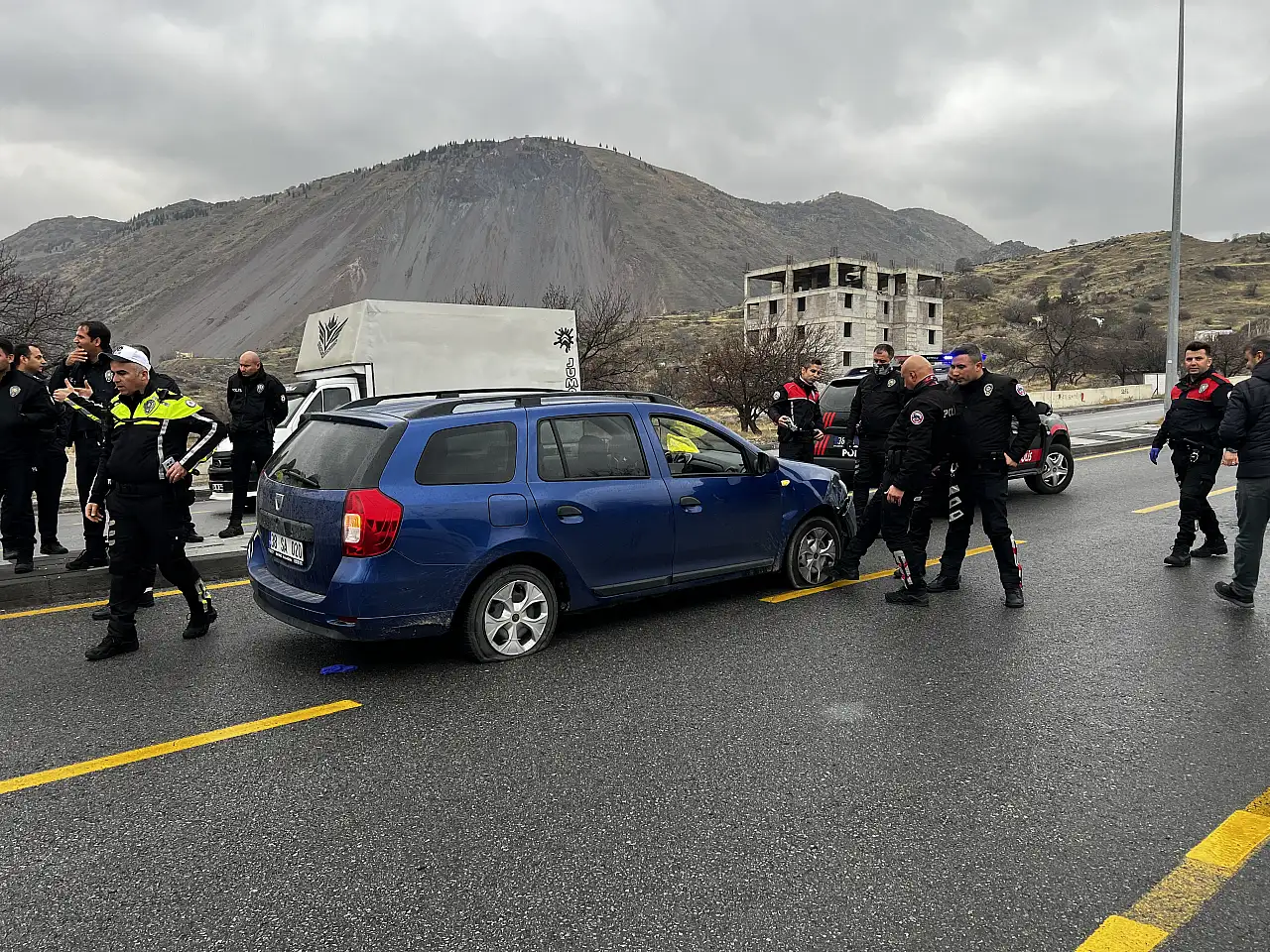 Ehliyetsiz sürücünün kaçışı 3 kazaya yol açtı! Polis ateş ederek durdurdu