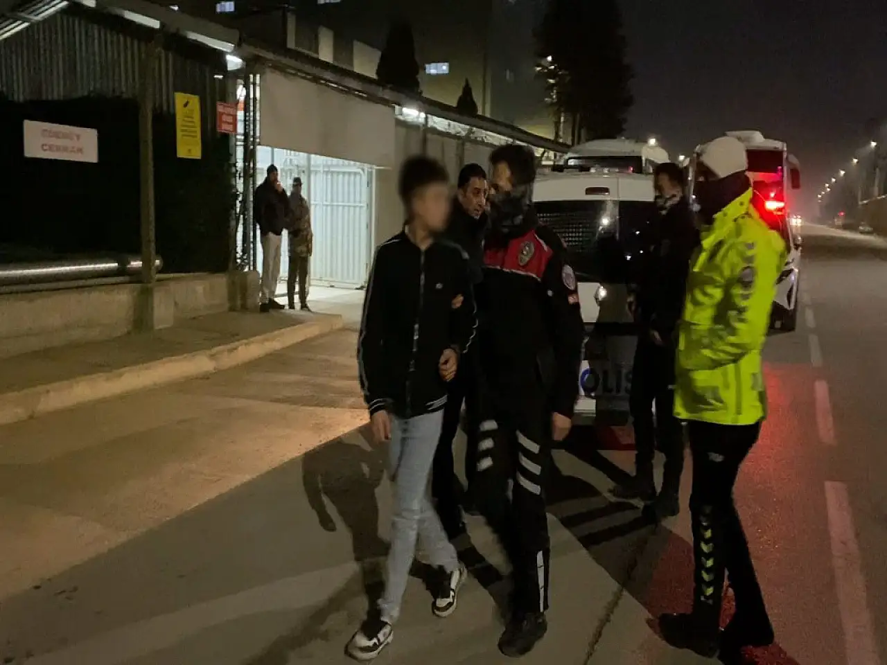 Polisten kaçtı, polis aracına çarptı: Sürücüye ceza yağdı