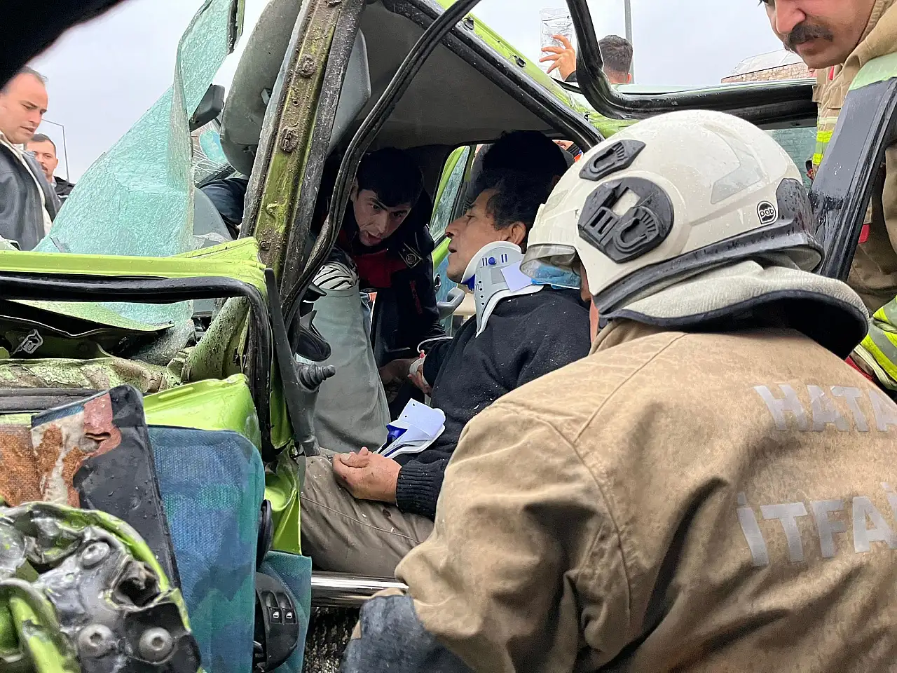 Kontrolden çıkan minibüs otomobile ok gibi saplandı: 1'i ağır 5 kişi yaralı