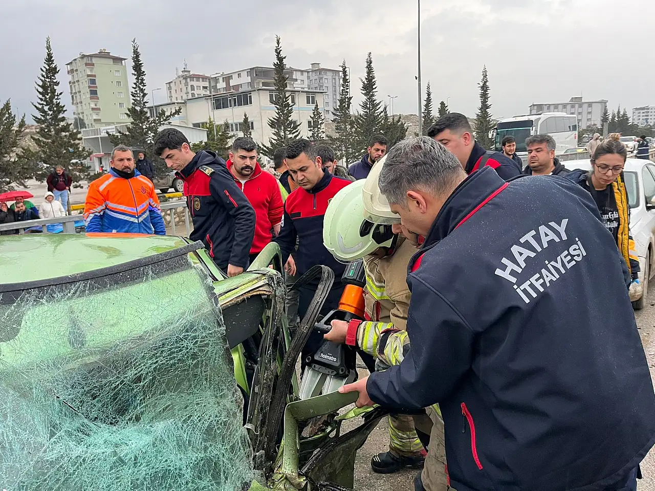 Kontrolden çıkan minibüs otomobile ok gibi saplandı: 1'i ağır 5 kişi yaralı