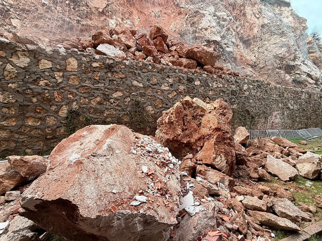 Yuvarlanan kayaların tehdit ettiği bina tahliye edildi