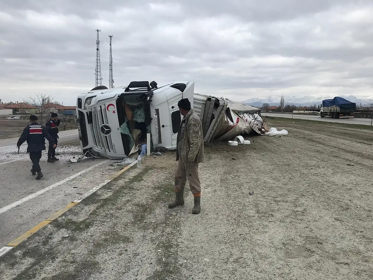 Konya'da feci kaza! TIR refüje çarpıp devrildi: 1 yaralı