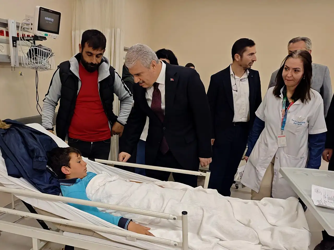 Başkan Altay ve Vali Akın, Karatay'daki servis kazasında yaralıları ziyaret etti