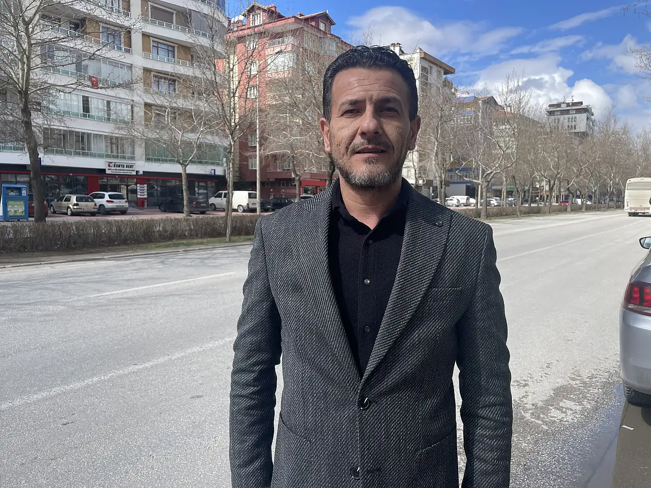 Konya'da dikkatsizlik kazayı getirdi: Su birikintisine hızlı giren araç takla attı
