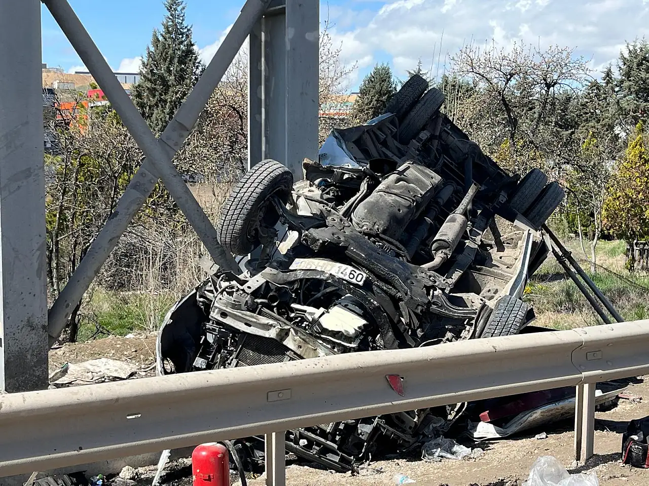 Kontrolden çıkan minibüs üst geçide çarptı: 5 kişi öldü 4'ü ağır 14 yaralı