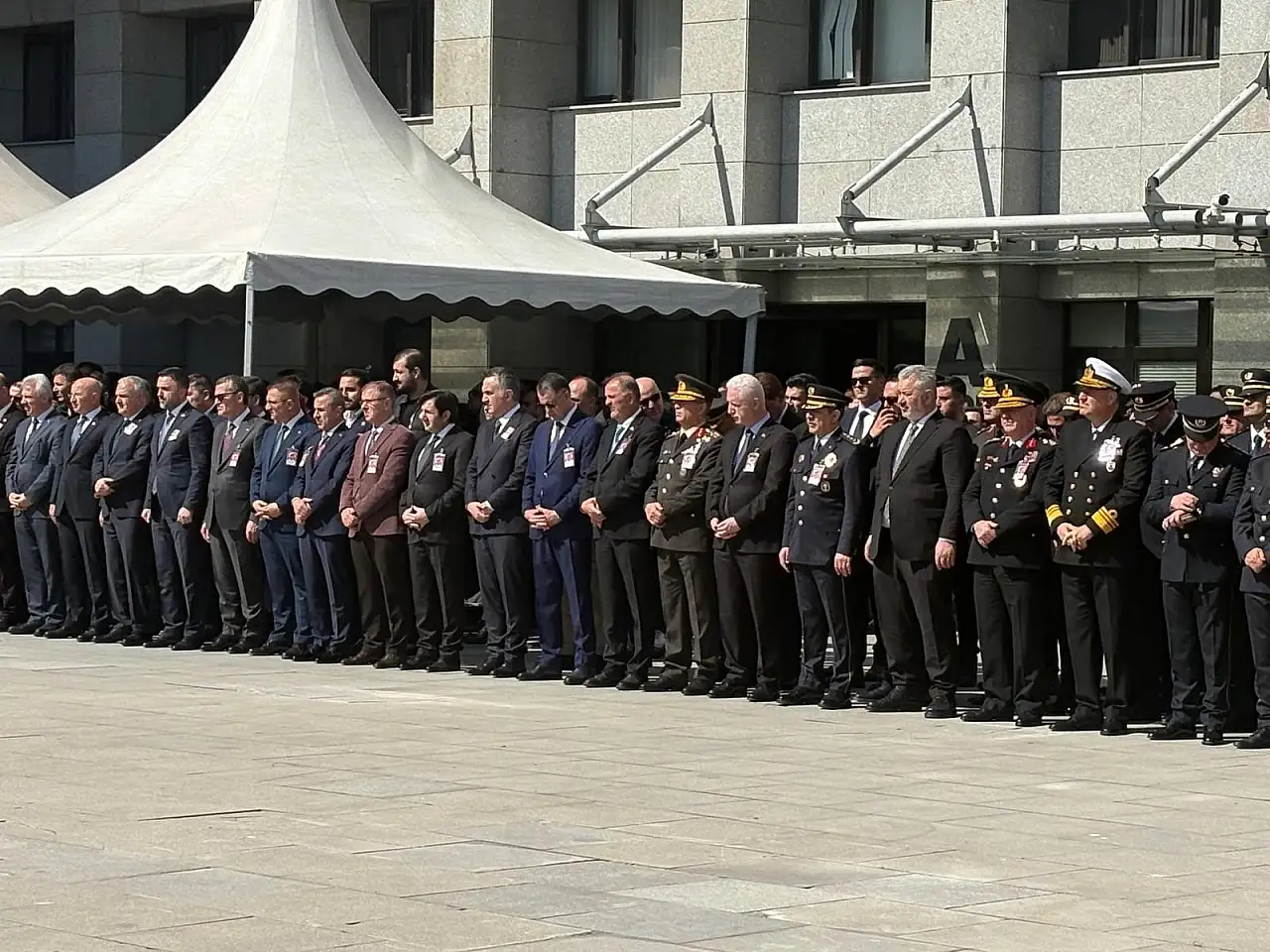 Acılı baba yanından ayrılmadı: Şehit polis için yürek yakan veda
