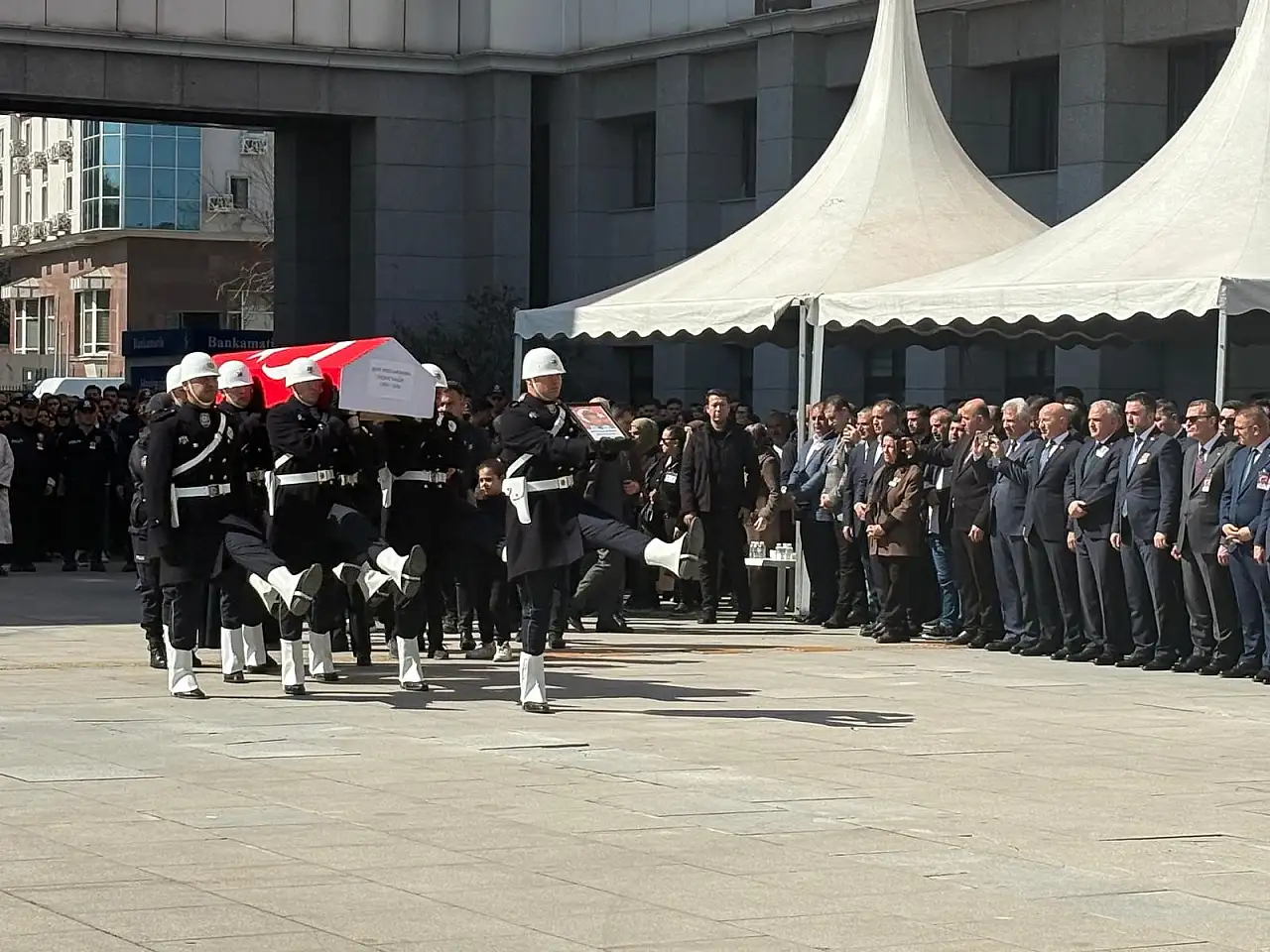 Acılı baba yanından ayrılmadı: Şehit polis için yürek yakan veda