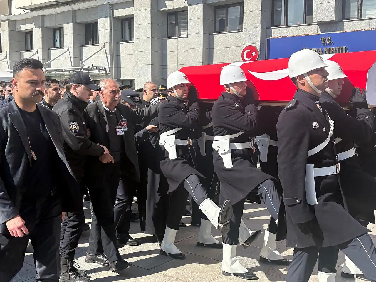 Acılı baba yanından ayrılmadı: Şehit polis için yürek yakan veda