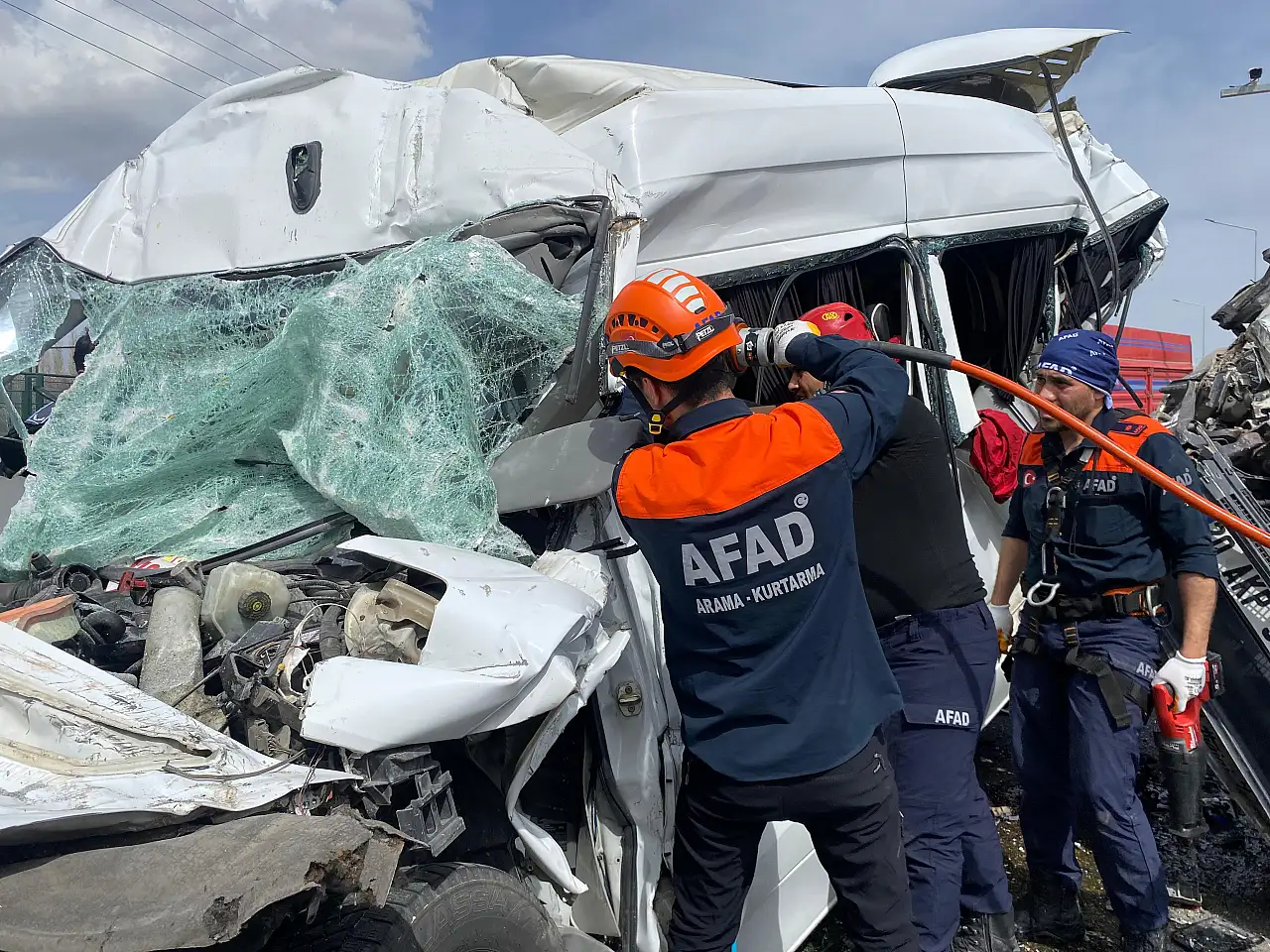 Işıklı kavşakta can pazarı: Devrilen kamyon faciaya yol açtı
