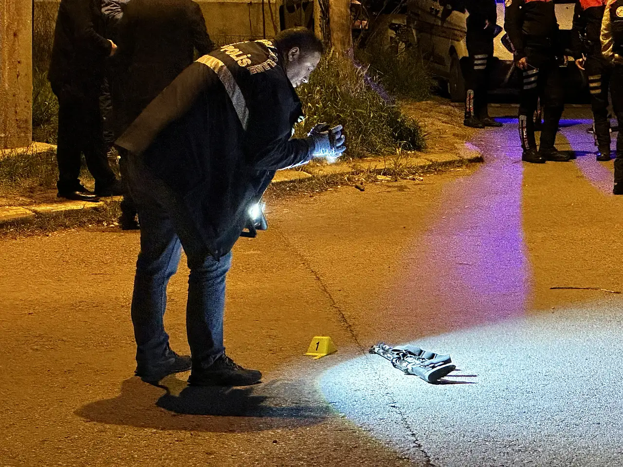 Yardım çağrısına gelen polise kurşun yağdırdı