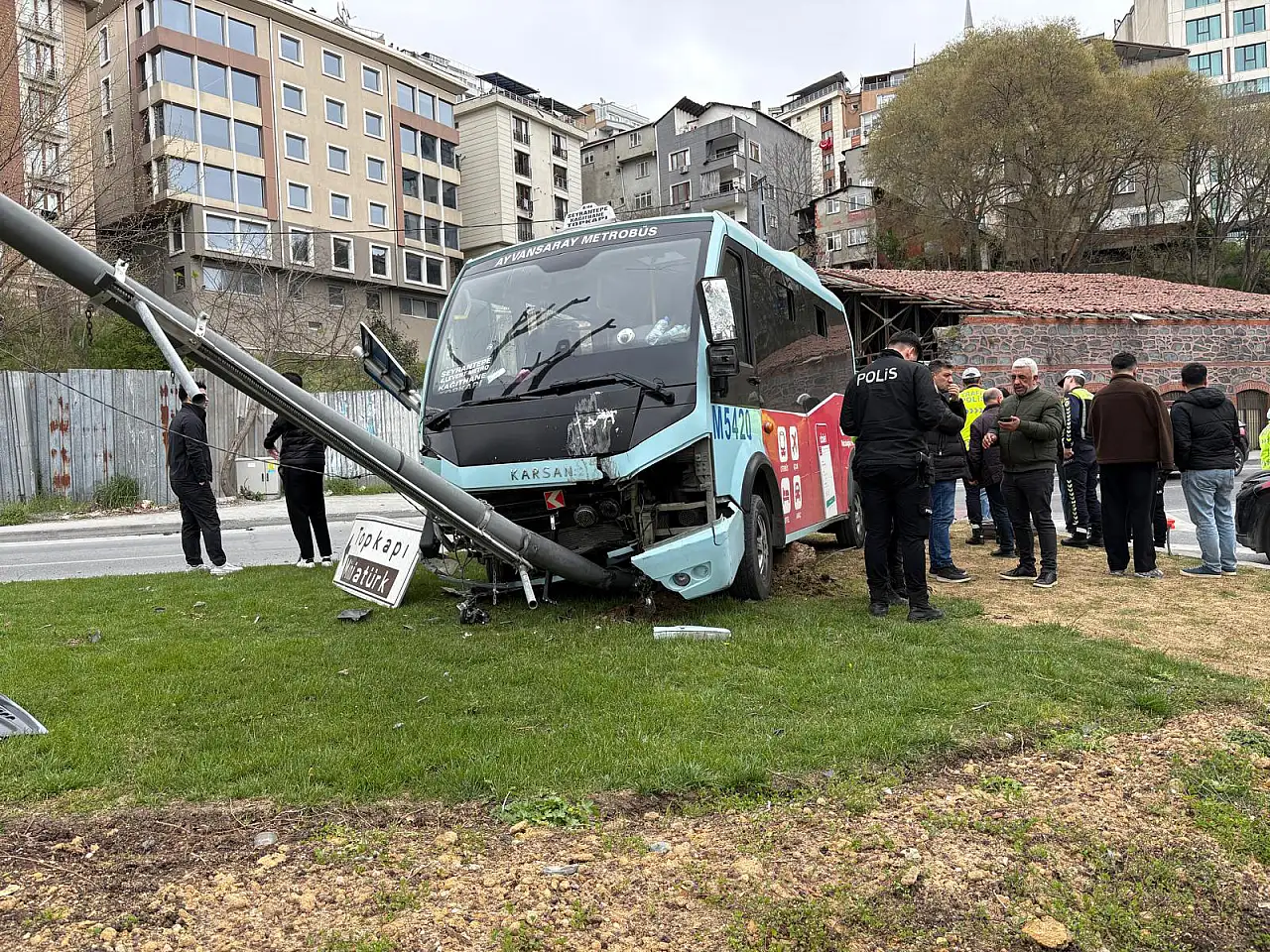 Otomobilin çarptığı minibüs refüje savruldu: 5 kişi yaralı