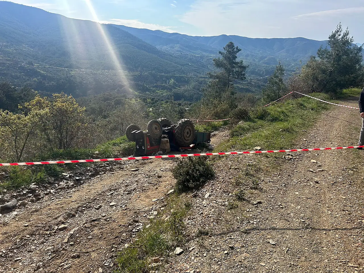 Eğimli arazi sonları oldu! Aynı aileden 3 kişi traktörün altında kaldı