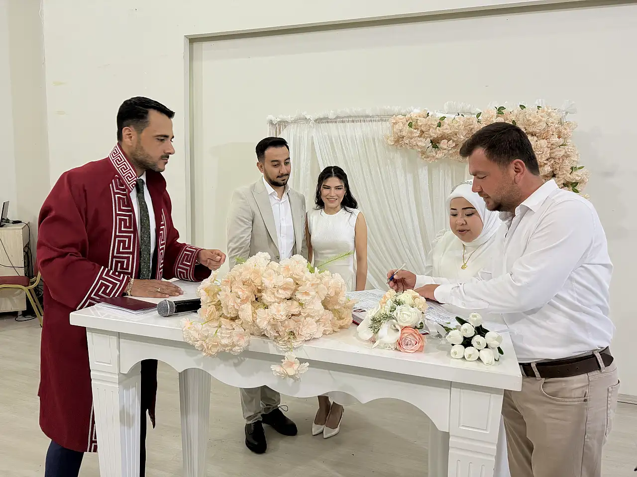 Nikah salonunda bir garip olay! Önce şahit oldular, Sonra evlendiler