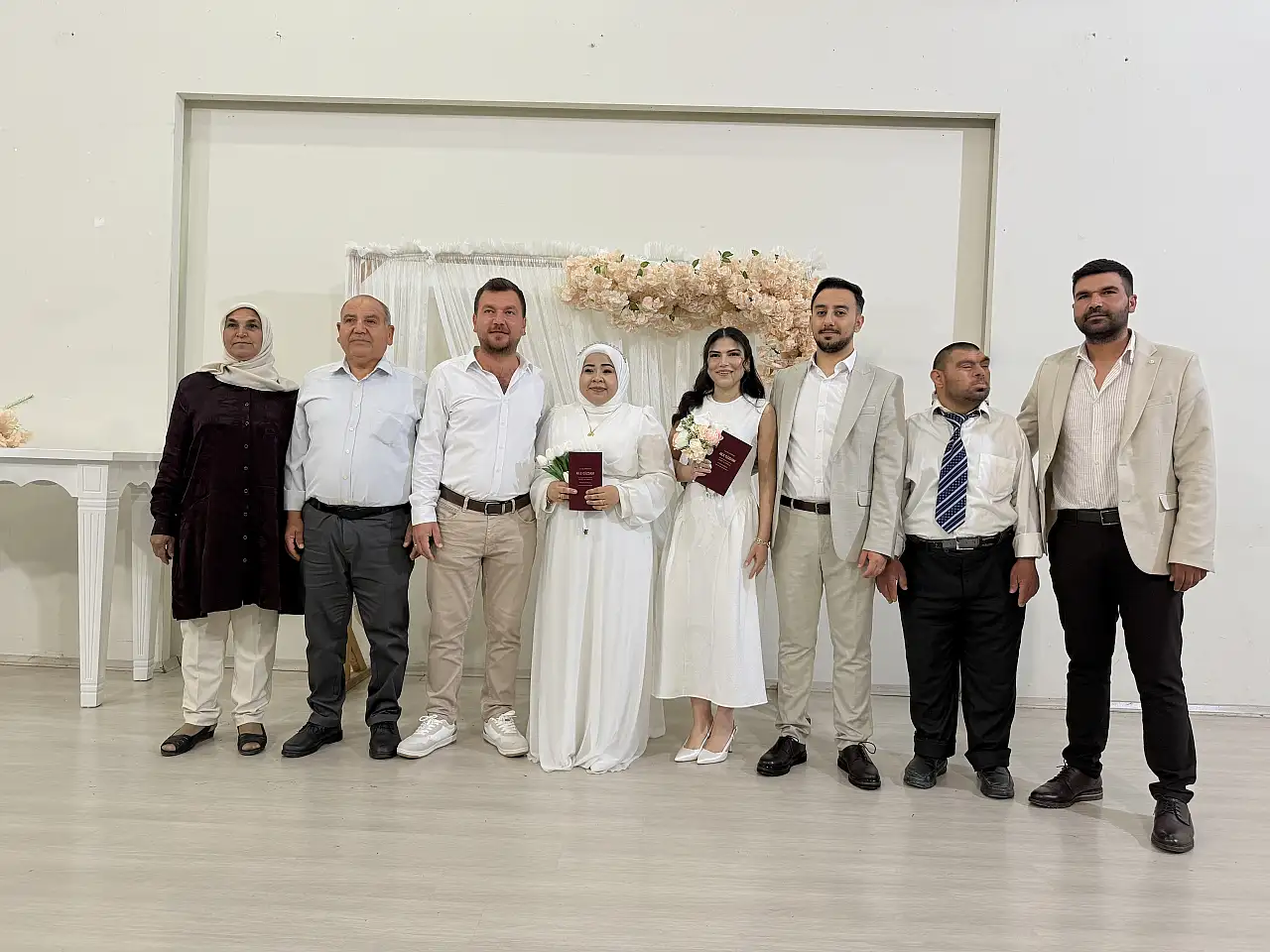 Nikah salonunda bir garip olay! Önce şahit oldular, Sonra evlendiler