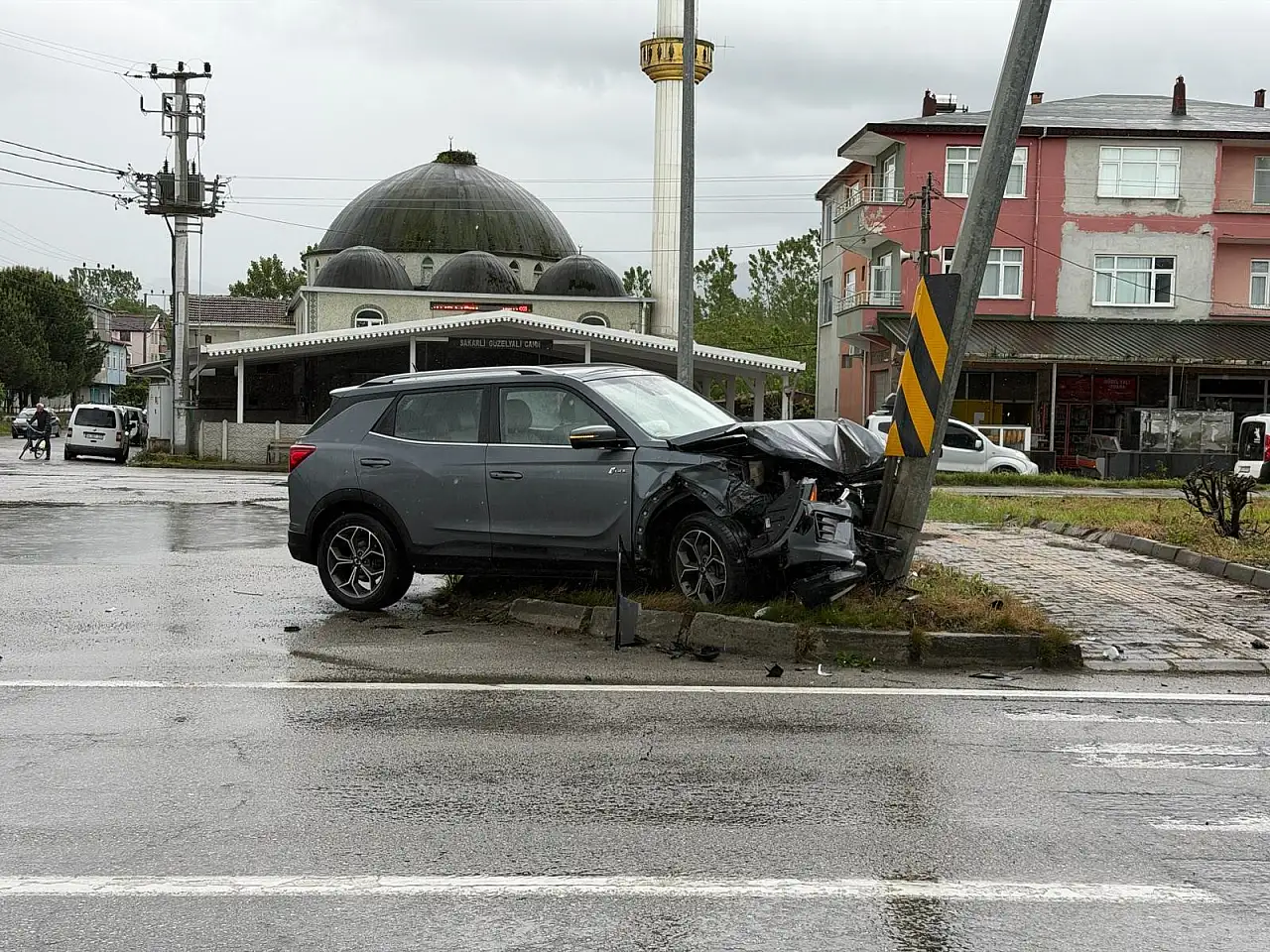 Düğün yolu kabusa döndü! Kaygan zeminde kazayı beraberinde getirdi