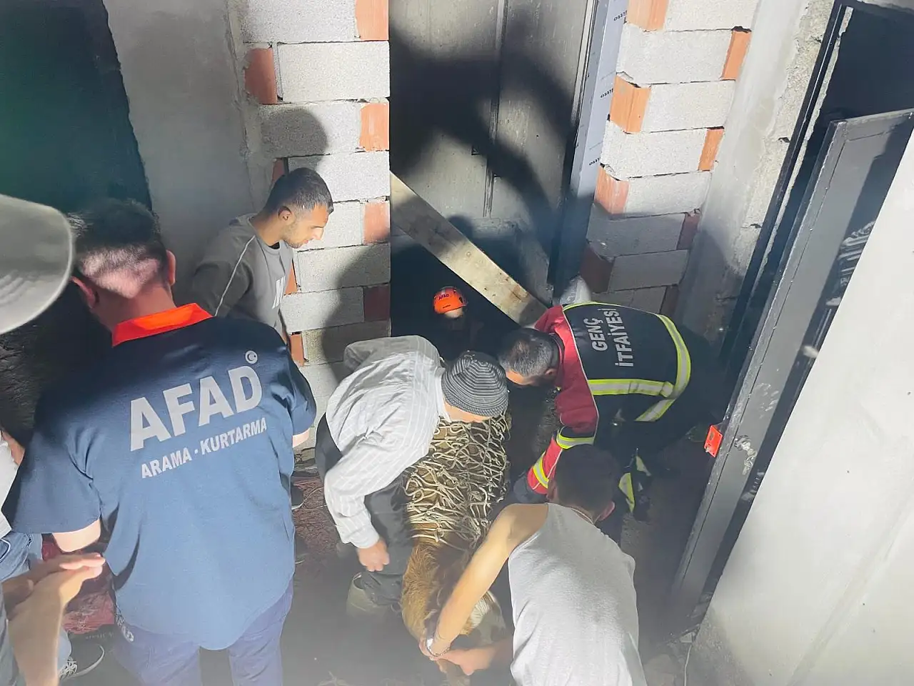Asansör boşluğuna düşen inekler için seferber oldular!