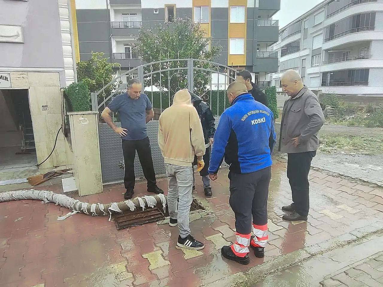 Konya'da sağanak yağış sonrası yollar gölete döndü: Ekipler harekete geçti