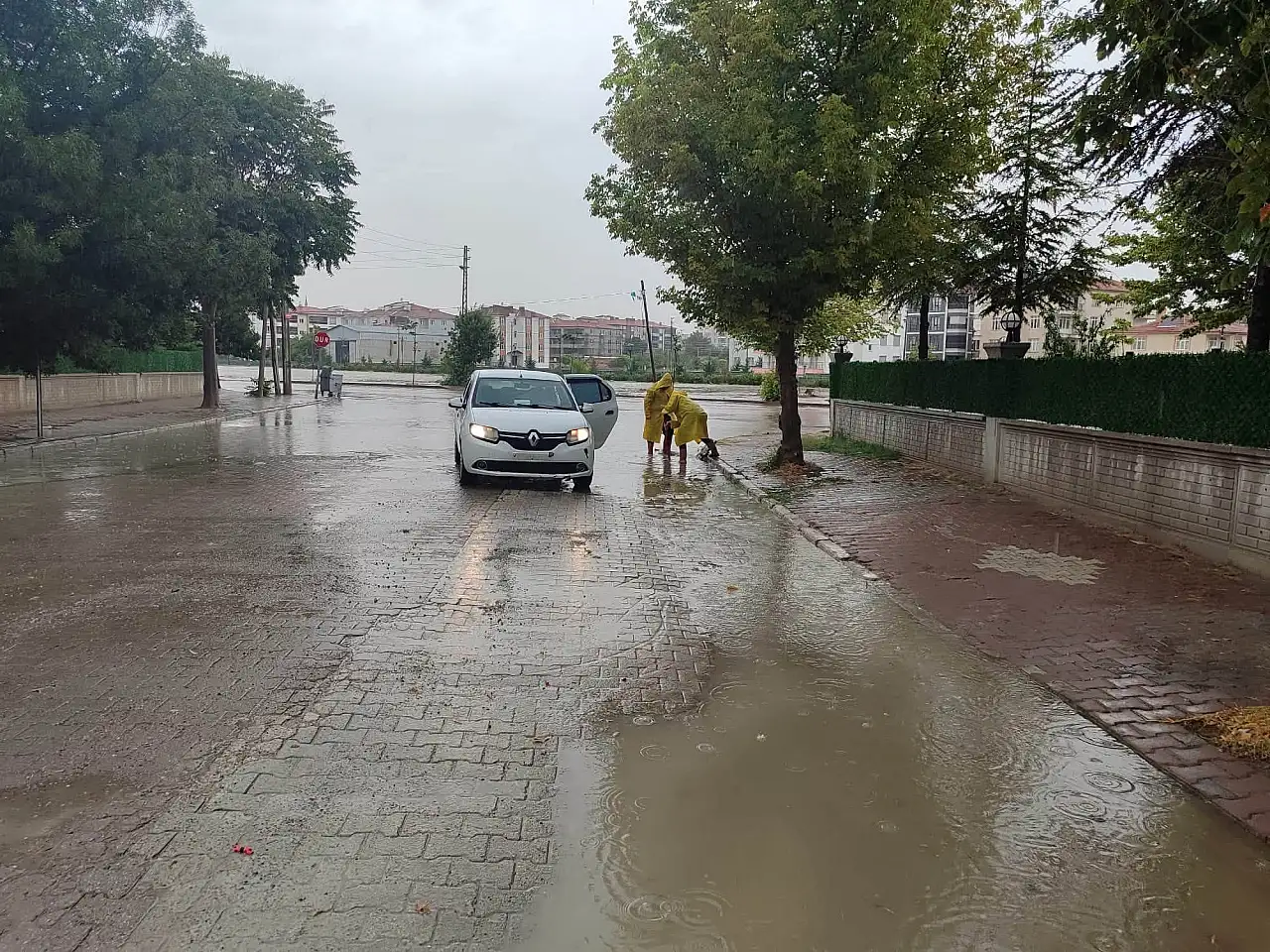 Konya'da sağanak yağış sonrası yollar gölete döndü: Ekipler harekete geçti