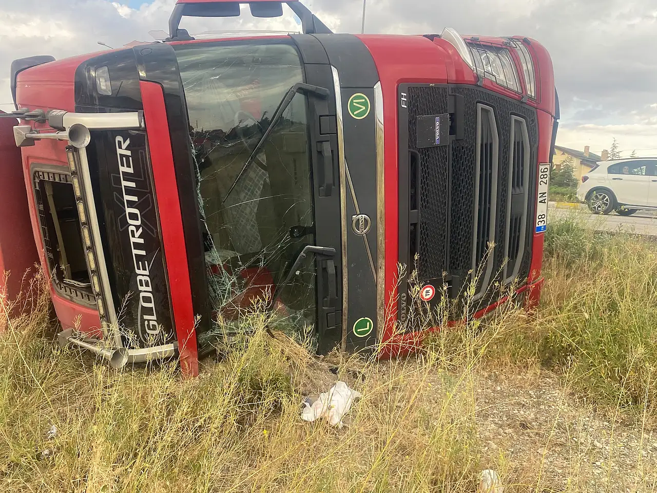 Konya'da kereste yüklü TIR devrildi!