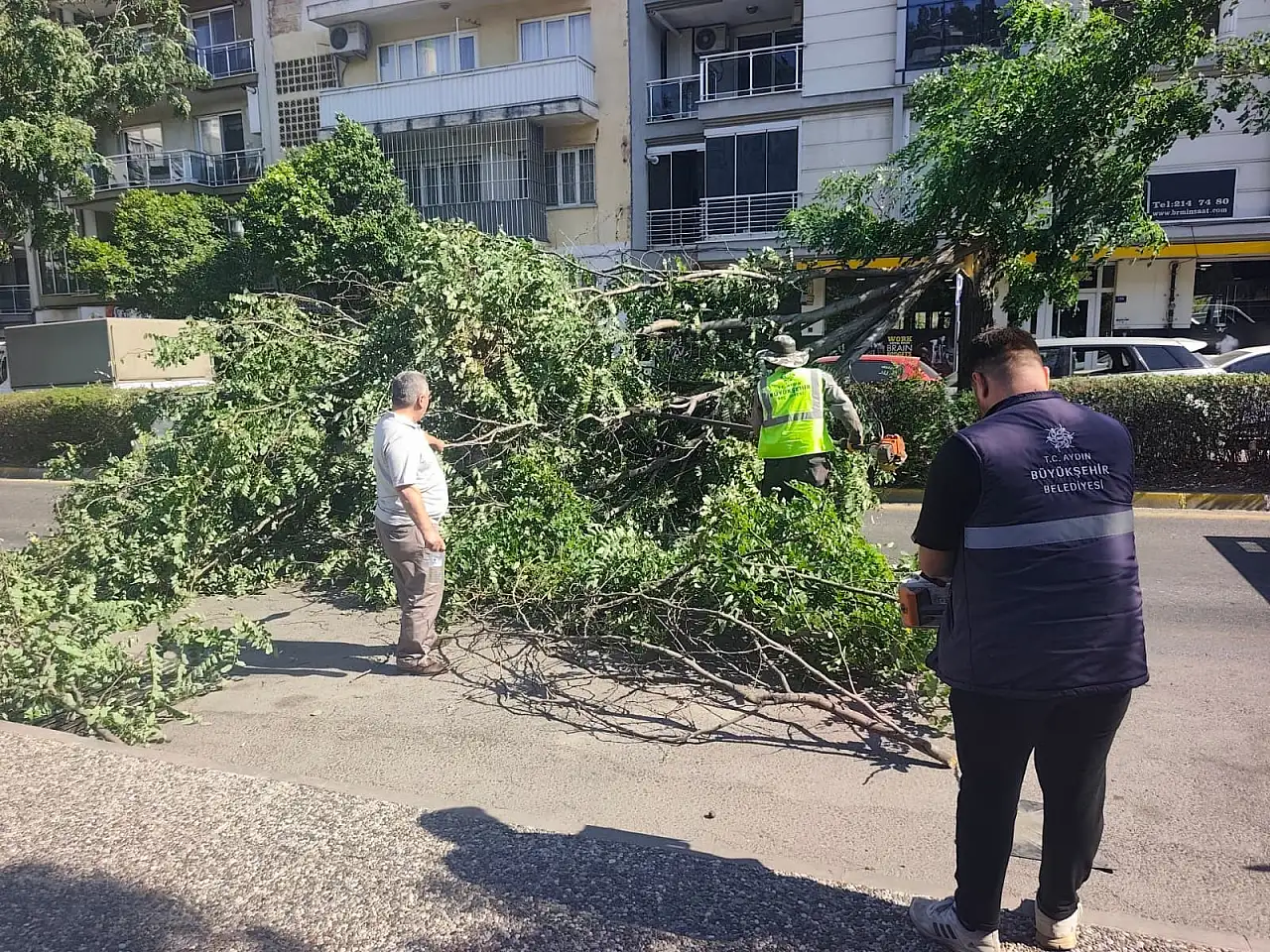 Trafikte korku dolu anlar! Sürücüsü ölümden döndü