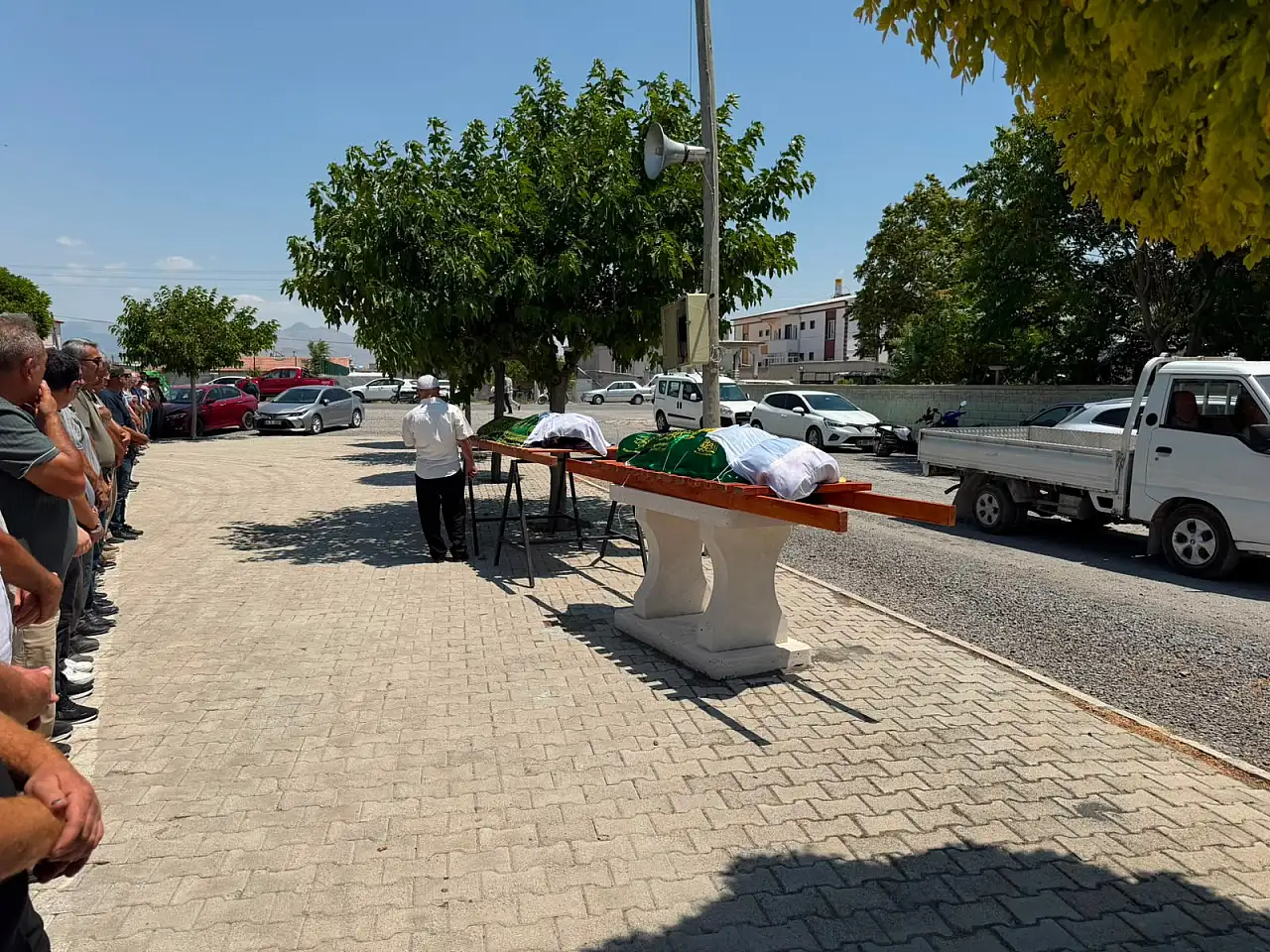 Konya'daki vahşette hayatını kaybeden anne ve kızı son yolculuğuna uğurlandı