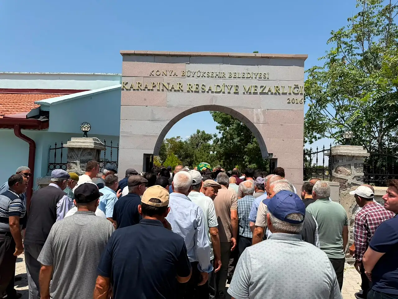 Konya'daki vahşette hayatını kaybeden anne ve kızı son yolculuğuna uğurlandı
