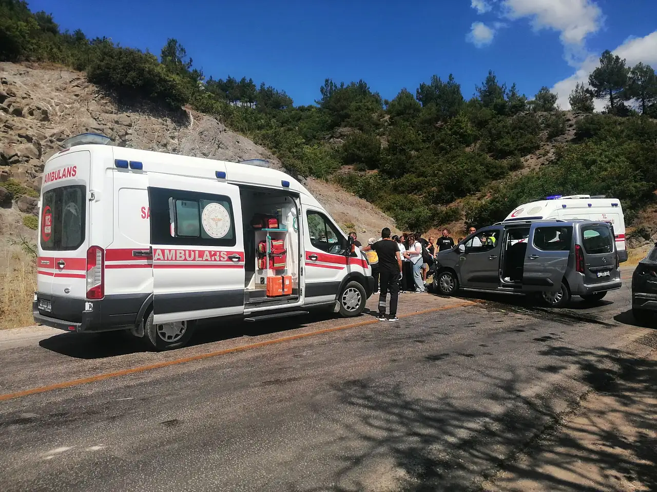 Otomobiller kafa kafaya çarpıştı: Çok sayıda yaralı var