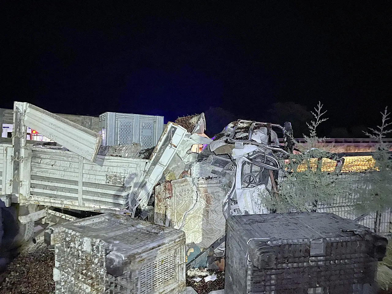 Konya'da dehşet anları: Kontrolden çıkan kamyon fabrikaya daldı! 17 yaşındaki genç kurtarılamadı