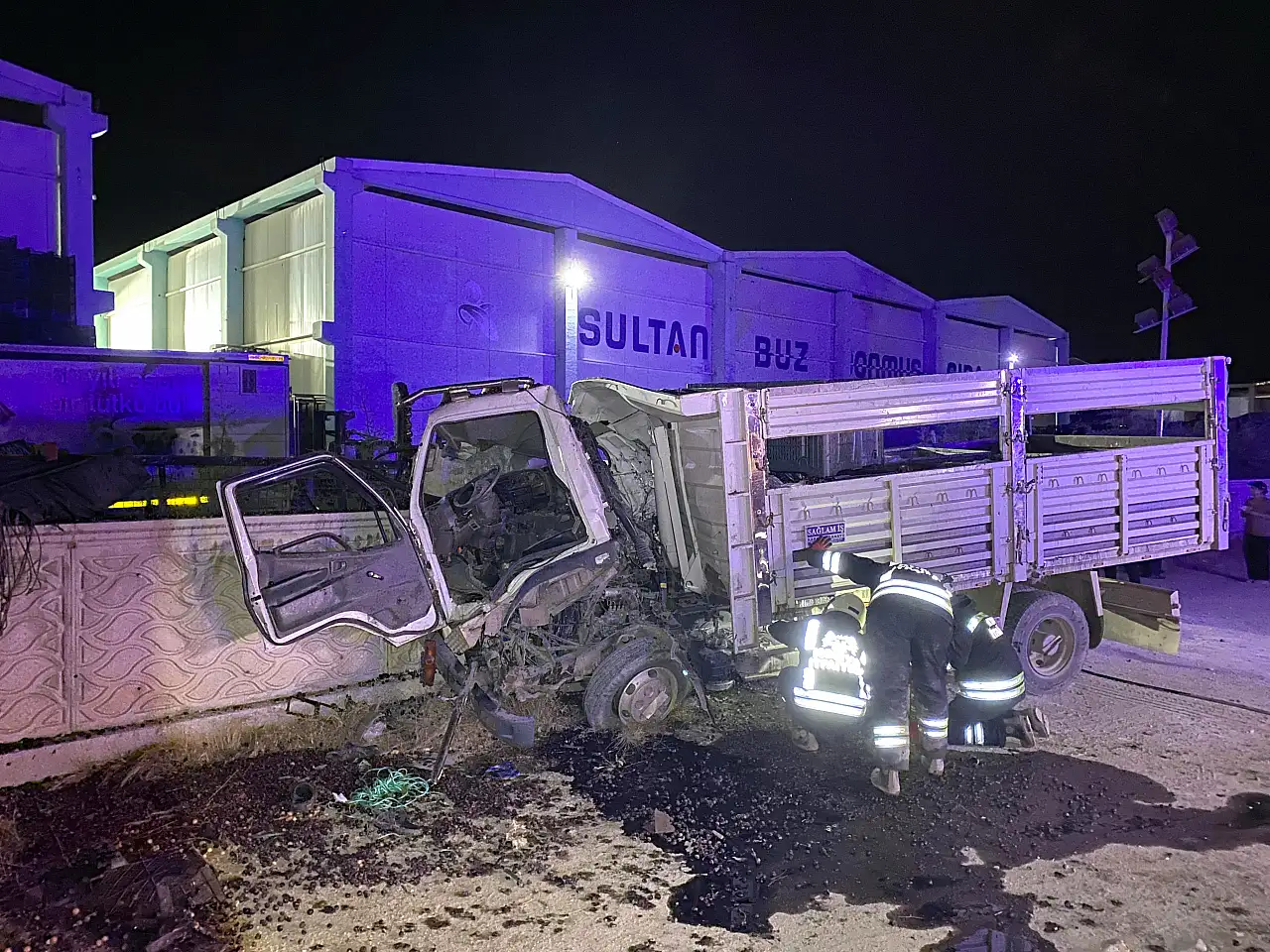 Konya'da dehşet anları: Kontrolden çıkan kamyon fabrikaya daldı! 17 yaşındaki genç kurtarılamadı