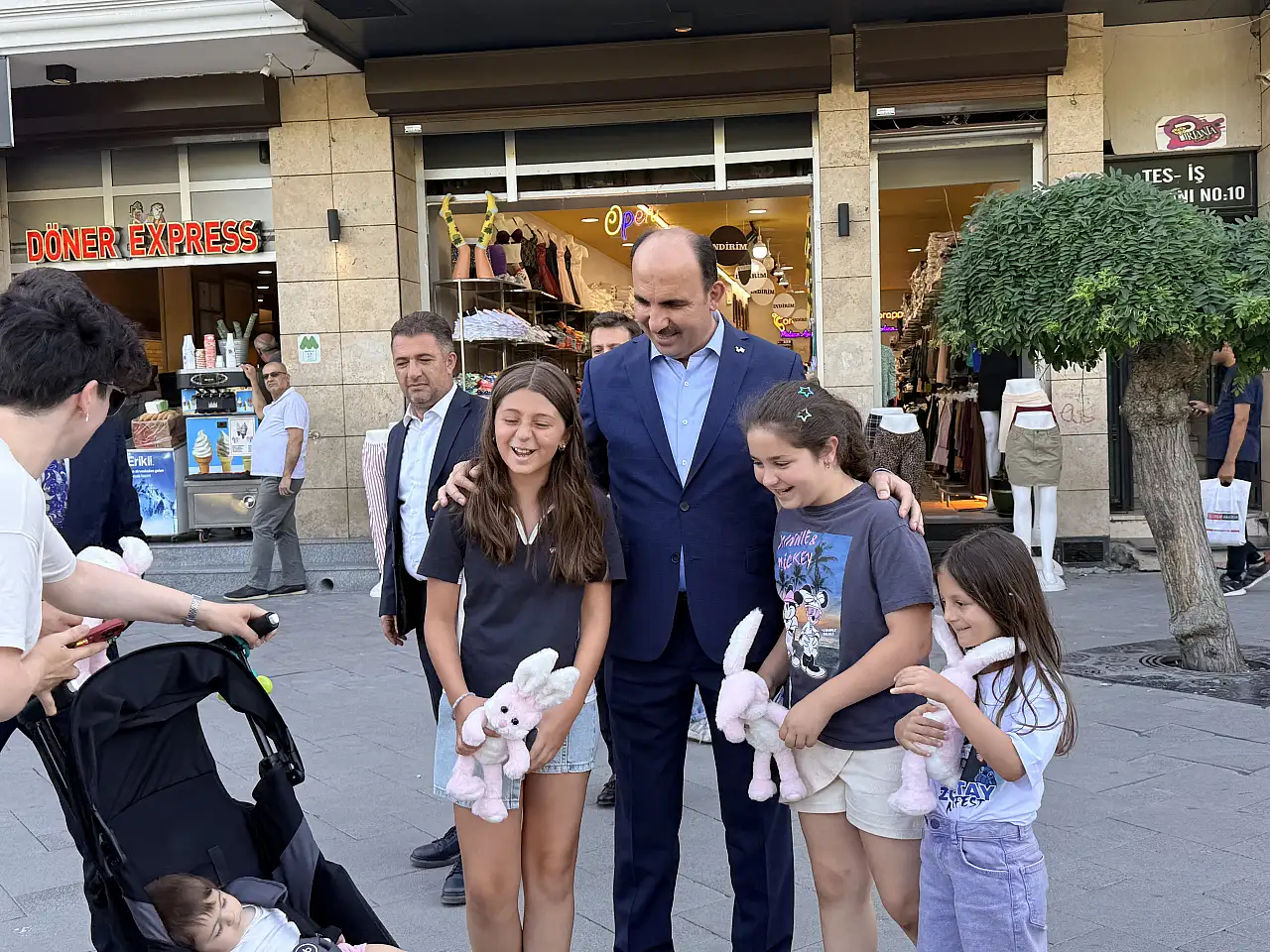 Başkan Altay Zafer Meydanı'nda çocukların yüzünü güldürdü