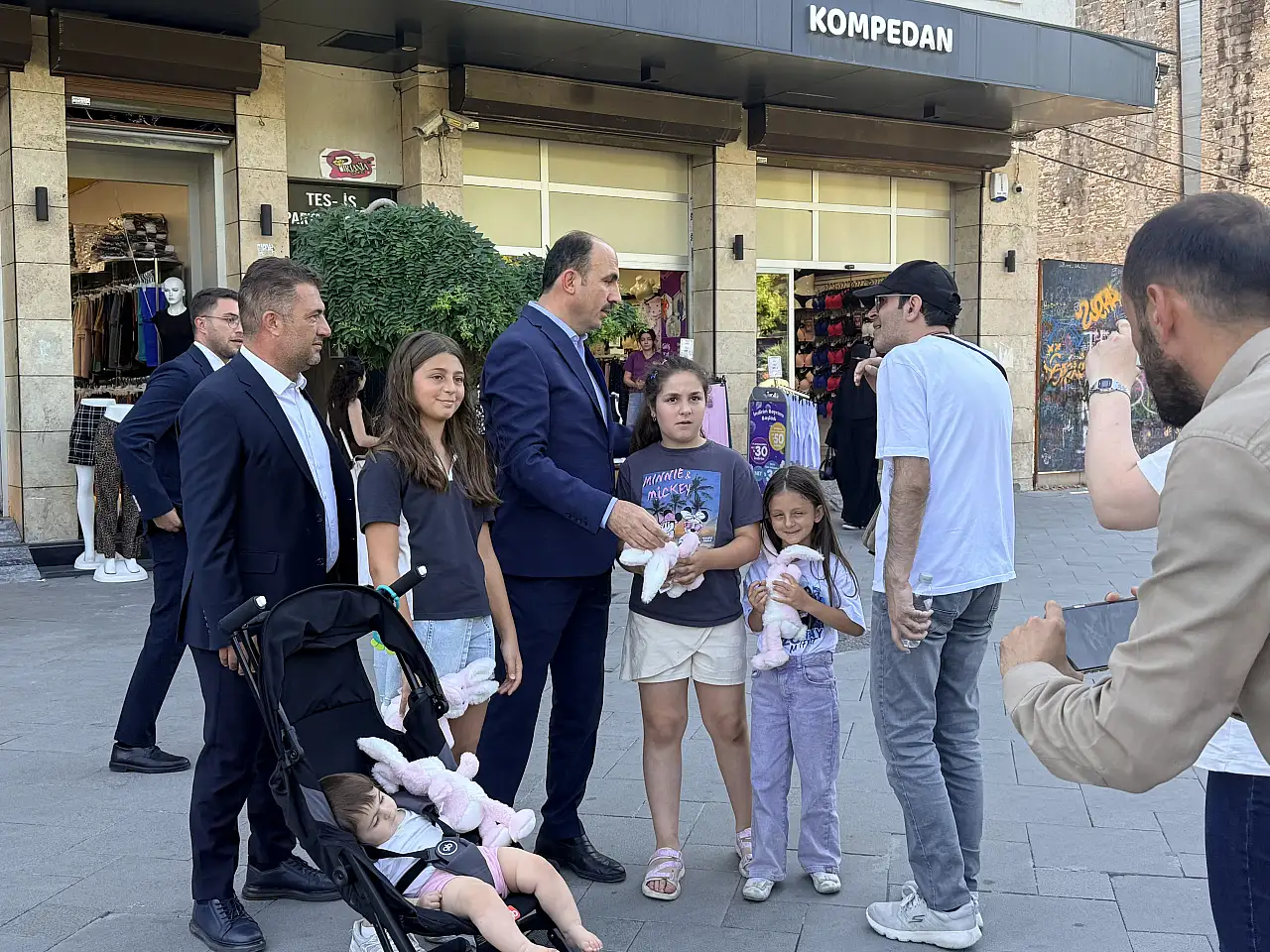Başkan Altay Zafer Meydanı'nda çocukların yüzünü güldürdü