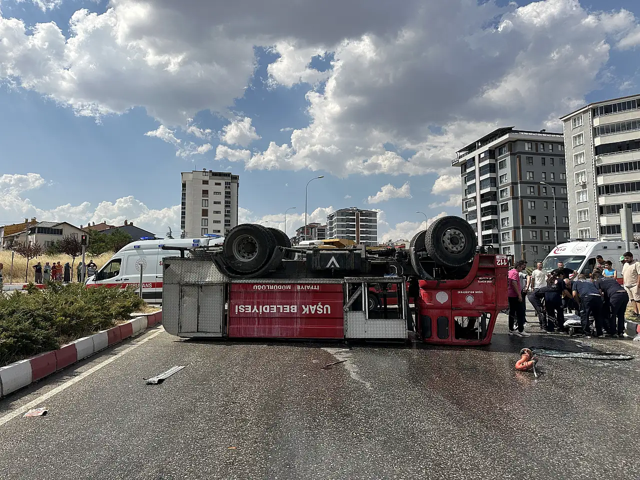 İtfaiye aracı ile kamyon çarpıştı: 2 itfaiye personeli hastaneye kaldırıldı