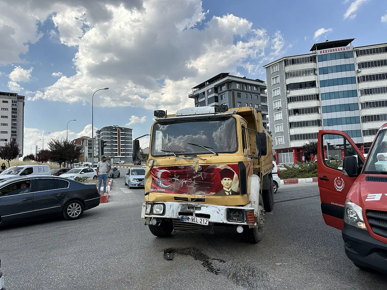 İtfaiye aracı ile kamyon çarpıştı: 2 itfaiye personeli hastaneye kaldırıldı