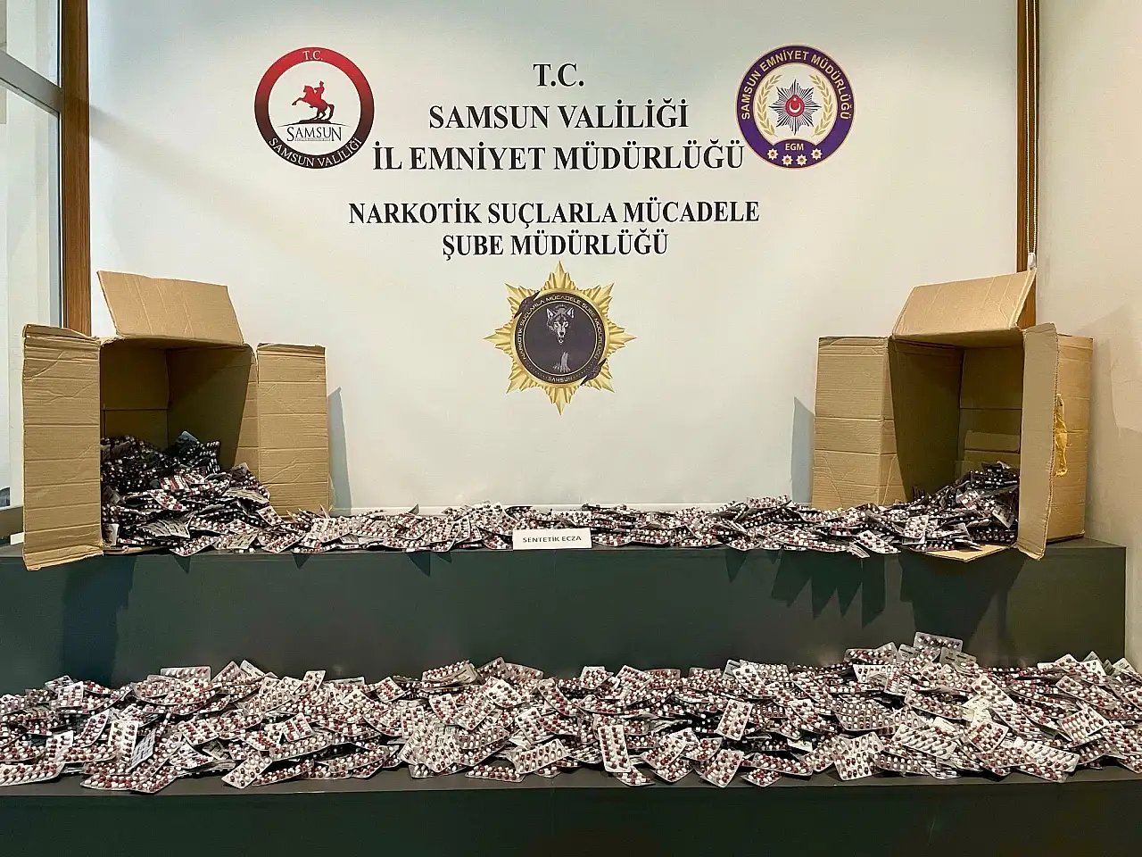 Film gibi operasyon: Kolilerin ve yatağın altından zehir fışkırdı