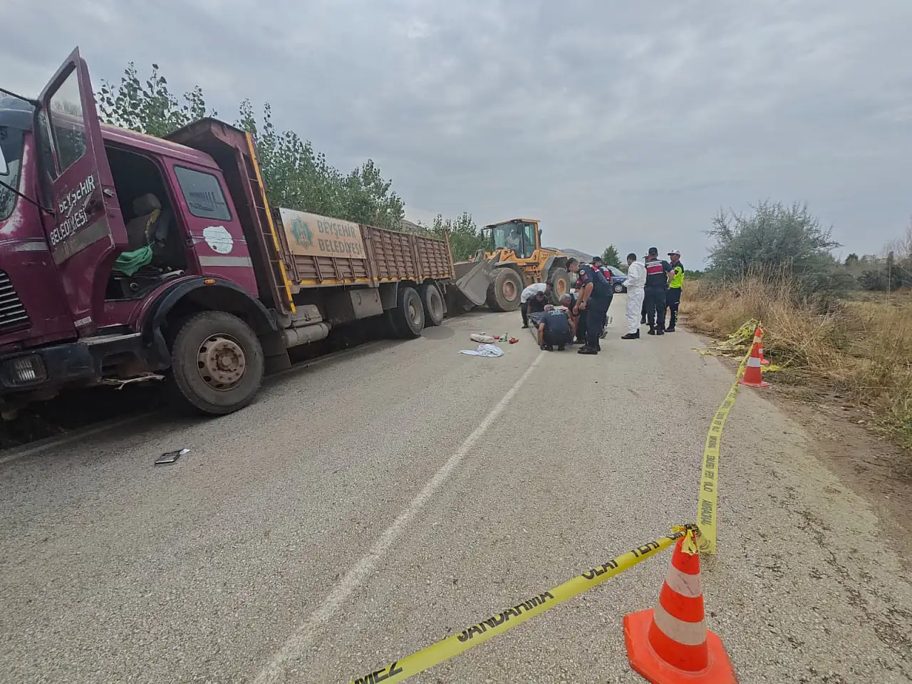 Konya'da bir belediyeye ait kamyon kazaya karıştı: 19 yaşındaki sürücü kurtarılamadı