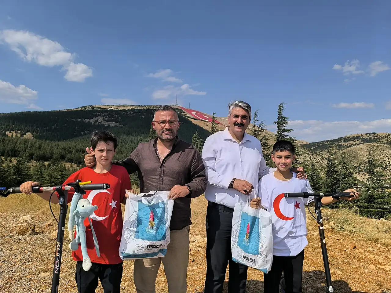 Bayrak sevgisiyle 1830 metreye çıktılar: 13 yaşındaki iki arkadaşın anlamlı ziyareti