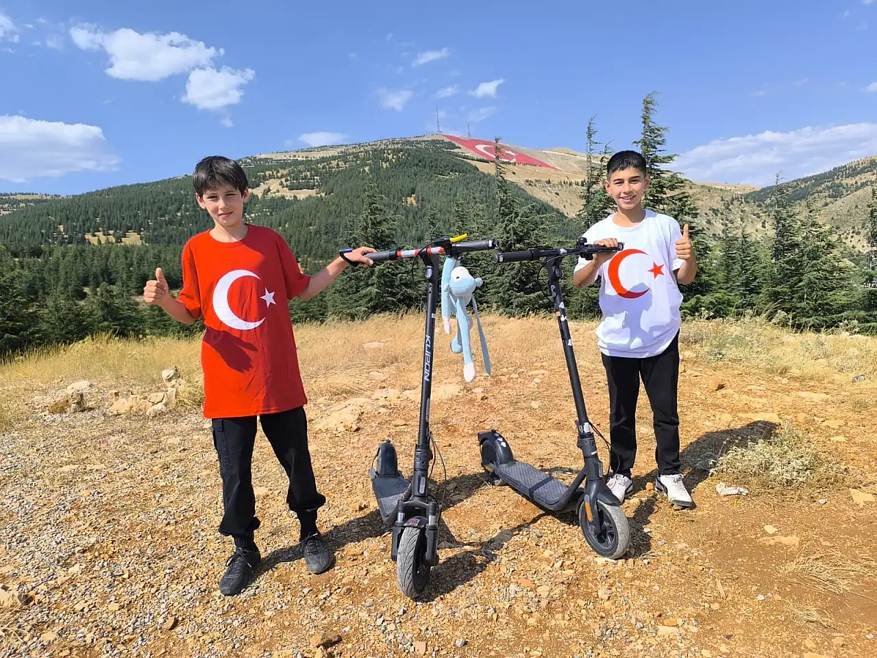 Bayrak sevgisiyle 1830 metreye çıktılar: 13 yaşındaki iki arkadaşın anlamlı ziyareti
