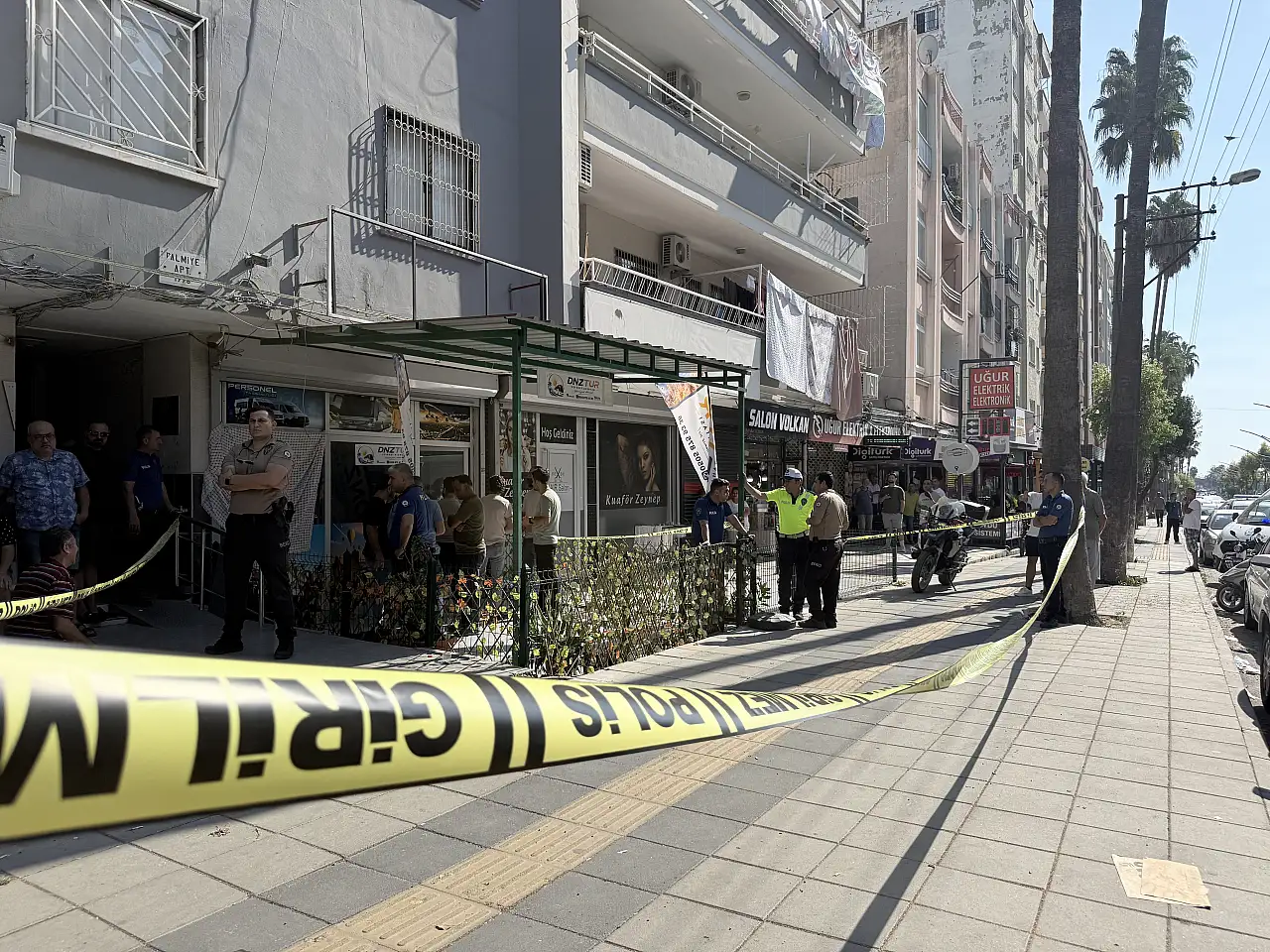 Uzaklaştırma kararına rağmen iş yerine gitti! Eşini öldürüp yaşamına son verdi