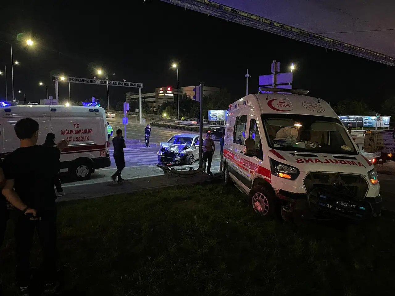 Hasta taşıyan ambulansa ile otomobil çarpıştı! 6 yaralı