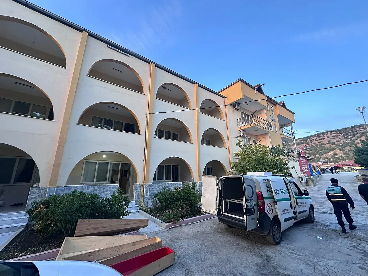 Yaşlı çift şifa bulmak için girdikleri pansiyon odasında korkunç halde bulundu